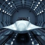 Rüzgar tünelinde aerodinamik testlerden geçen, pürüzsüz olmayan yüzeylere sahip fütüristik bir yüksek hızlı uçak veya tren. Yenilikçi yüzey detayları hava direncini azaltıyor.