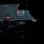 Honda Civic bilgi eğlence sistemine USB ile kod yükleyen gizemli bir valet figürü.